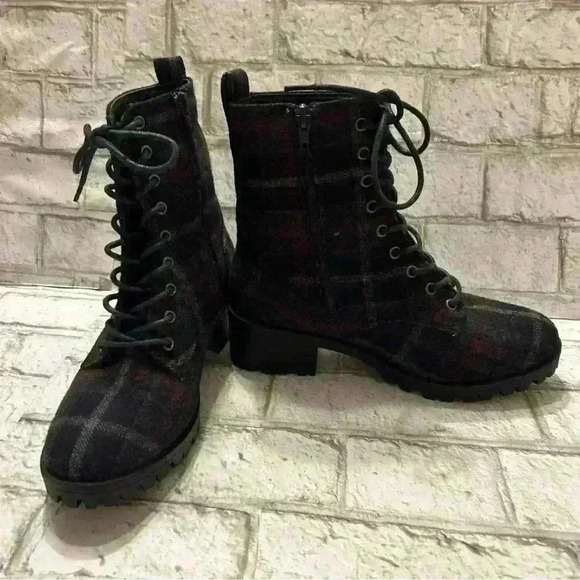 Women’s True Craft Raylee Black Gray Red Flannel Plaid Combat Boots Size 7 - Picture 1 of 7